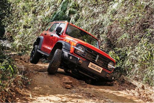 国产硬派越野评测视频,驰骋山川，硬核实力解析